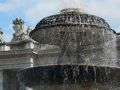 Der linke der Zwillingsbrunnen auf dem Petersplatz im Vatikan