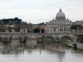 Die Ponte Vittorio Emanuele II über den Tiber mit der Kuppel des Petersdomes 
