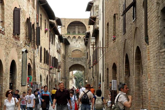San Gimignano, Via San Giovanni mit der Porta San Giovanni