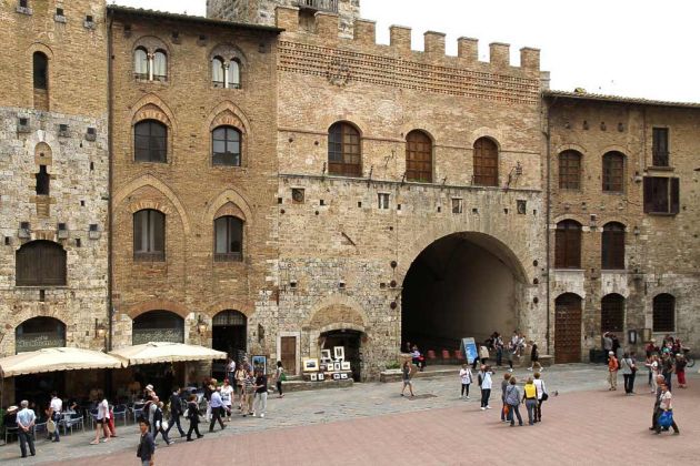 Comune di San Gimignano - das Rathaus an der Piazza del Duomo	