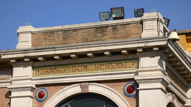 Fassade am Patio de la Pinacoteca - Vatikanische Museen, Vatikan