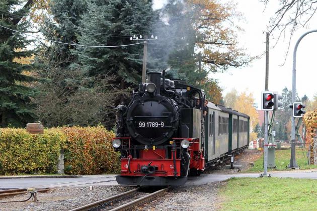 Lössnitzgrund-Bahn - Die Schmalspur-Dampflok 99 1761 fährt mit einem Personenzug in den Bahnhof Moritzburg ein