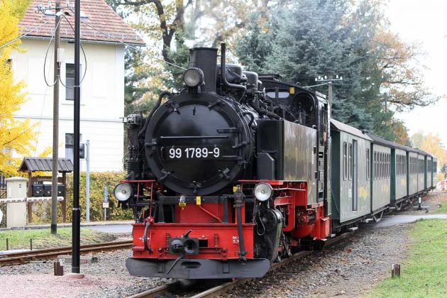 Lössnitzgrund-Bahn - Die Schmalspur-Dampflok 99 1761 fährt mit einem Personenzug in den Bahnhof Moritzburg ein