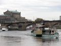 Sächsische Dampfschiffahrt - Der Raddampfer Pillnitz  mit heruntergeklapptem Schornstein vor der Auustusbrücke und der Semperoper in Dresden