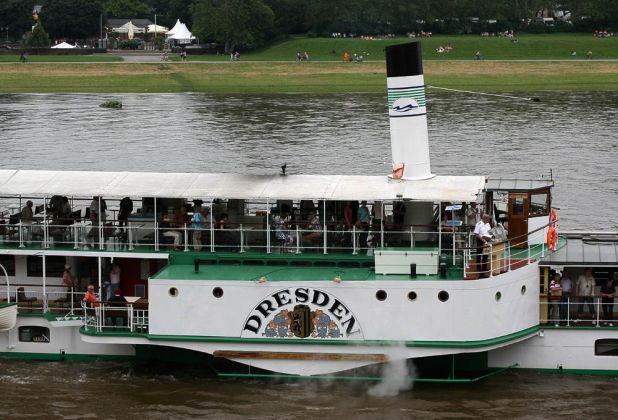 der Personendampfer Dresden nimmt langsam Fahrt auf - die Sächsische Dampfschiffahrt auf der Elbe in Dresden