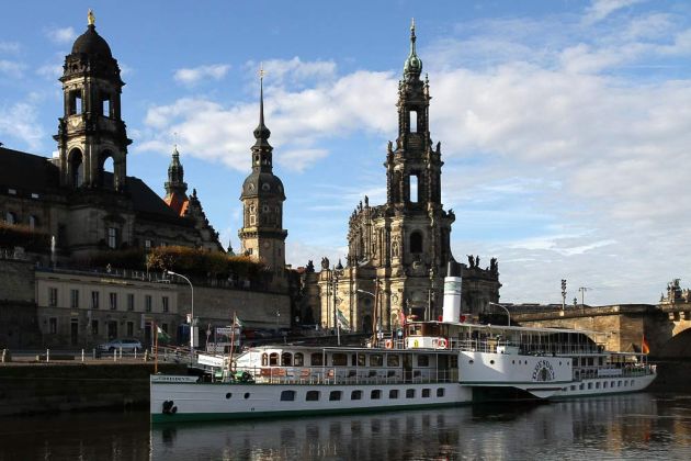 der Raddampfer Dresden vor dem Residenzschloss, dem Hausmannsturm und der Hofkirche in Dresden