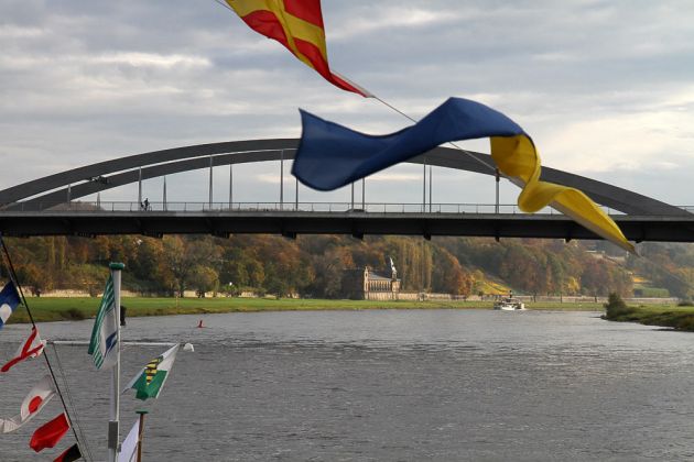 Die moderne Waldschlösschenbrücke über die Elbe im Süden Dresdens