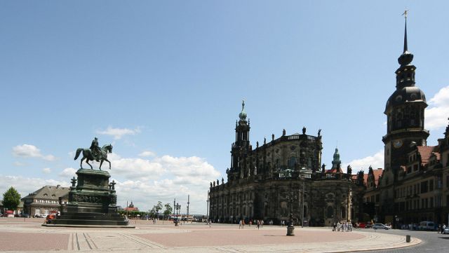 Der Theaterplatz mit König Johann Denkmal, der barocken Hofkirche und dem Hausmannsturm des Dresdener Residenzschlosses