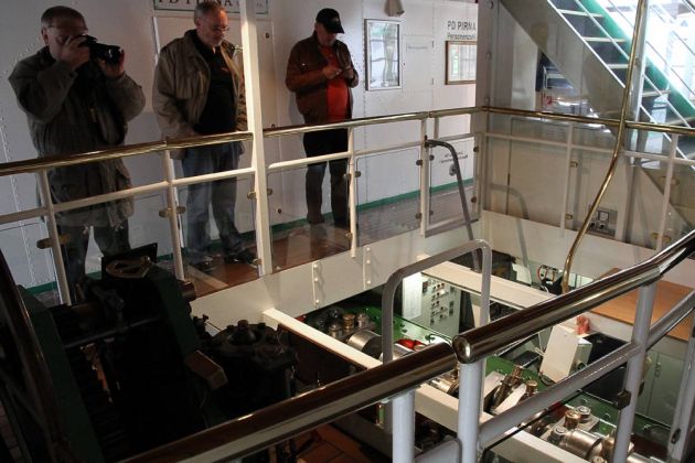  Ein Blick von oben in den Maschinenraum des Personendampfers Pirna