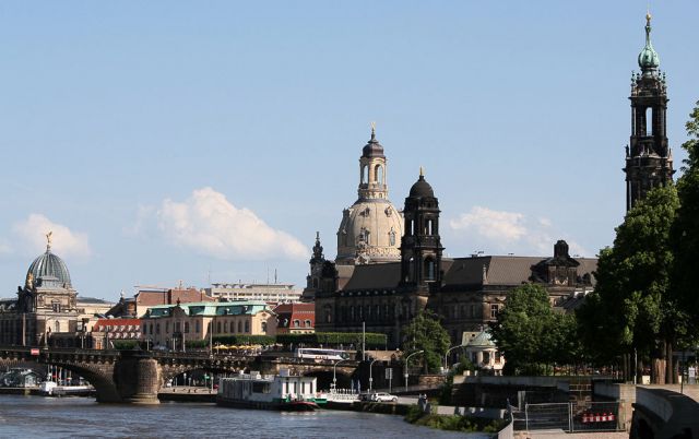 Elbflorenz Dresden - ein Panorama, von links die Zitronenquetsche, die Kuppel der Frauenkirche, die Augustusbrücke, das Residenzschloss und die katholische Hofkirche