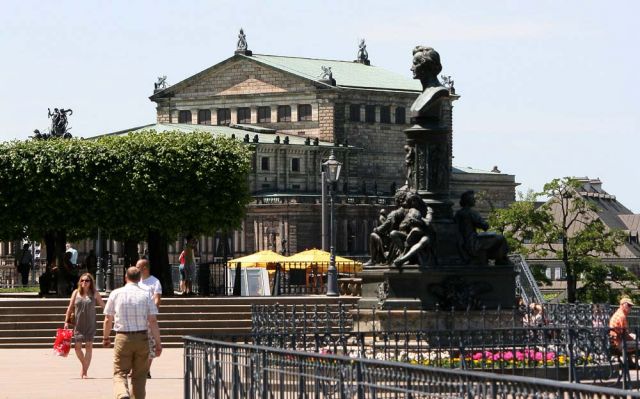 Elbflorenz-Dresden - das Ernst-Rietschel Denkmal an der Brühlschen Terrasse vor der Semperoper