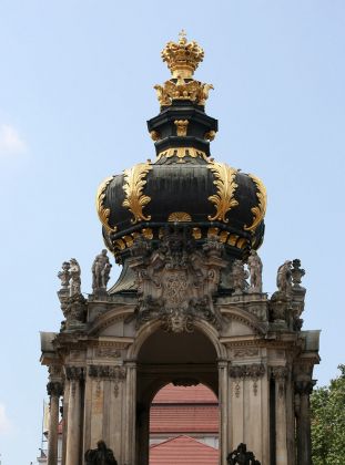 Der Dresdner Zwinger - der Attikabereich und die Krone des barocken Kronentores 