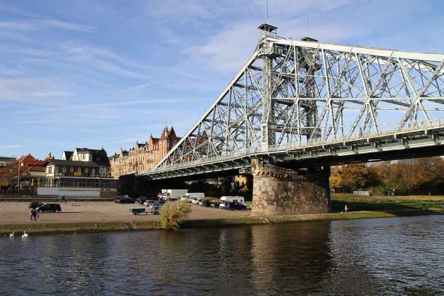 Die Loschwitzer Brücke 'Das Blaue Wunder' - die berühmte stählerne Elbbrücke verbindet Dresdens Stadtteile Blasewitz und Loschwitz