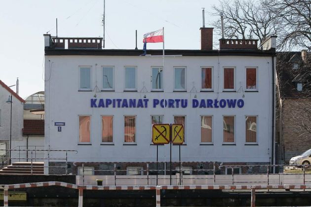 Das Darłowo Hafenmeisteramt neben der modernen Klappbrücke über die Wieprza
