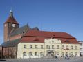 Darłowo - das Rathaus von Rügenwalde mit Renaisance-Portal und der Pfarrkirche St. Marien