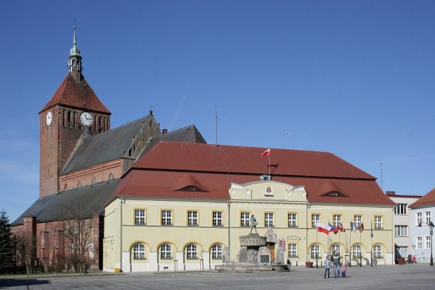 Darłowo - das Rathaus von Rügenwalde mit Renaisance-Portal und der Pfarrkirche St. Marien