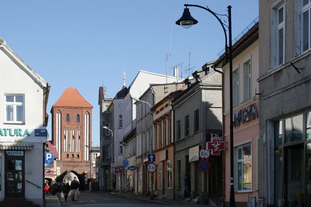 Darłowo, Rügenwalde - historische Fassaden in der Fussgängerzon und das Steintor