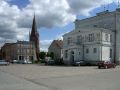 Skwierzyna - das neogotisch-klasszistische Rathaus von 1841 und die St.-Nikolai-Kirche im Zentrum
