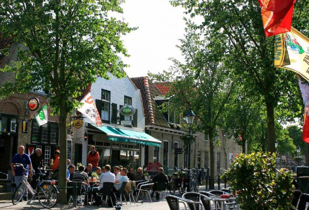Urlaub Insel Terschelling Niederlande - Midsland - die Hauptstrasse und Fussgängerzone Oosterburen