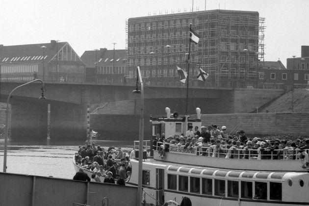 Bremen 1963 - ein Ausflugsdampfer der Schreiber Reederei am Martini-Anleger an der Schlachte
