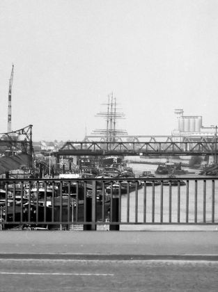 Freie Hansestadt Bremen 1963 -  Eisenbahnbrücke und Schulschiff Deutschland von der Stephani-Brücke aufgenommen