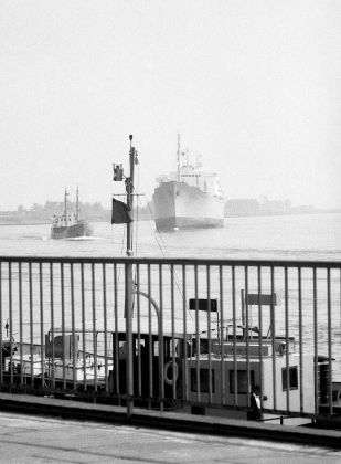 Bremen Vegesack 1963 - der Blick von der Vegesacker Weserpromenade nahe des Fähranlegers auf die Weser