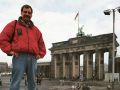 Unser Autor Helmut Möller auf der Berliner Mauer vor dem Brandenburger Tor - Februar 1990