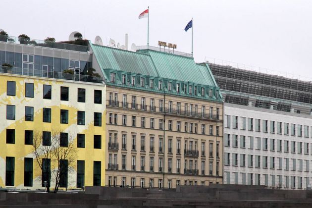 Bundeshauptstadt Berlin - die Rückseite des Hotels Adlon an der Behrenstrasse