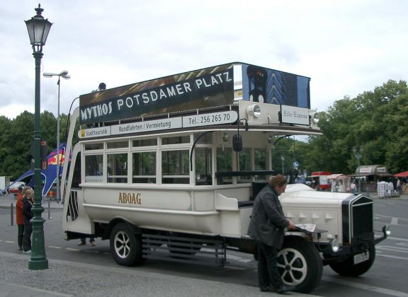 Bundeshauptstadt Berlin - ein Nostalgie-Bus für Stadtrundfahrten am Platz des 18. März vor dem Brandenburger Tor