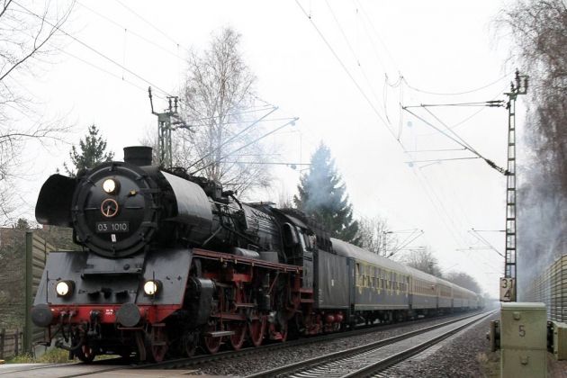 Die Schnellzuglokomotive 03 1010 erreicht Neustadt am Rübenberge bei Hannover