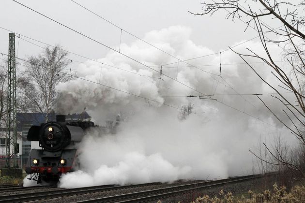 Die Schnellzuglokomotive 03 1010 verlässt Neustadt am Rübenberge mit ihrem Sonderzug in Richtung Goslar unter Volldampf
