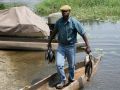 Ein einheimischer Fischer mit seinem Fang Im Okawango Delta