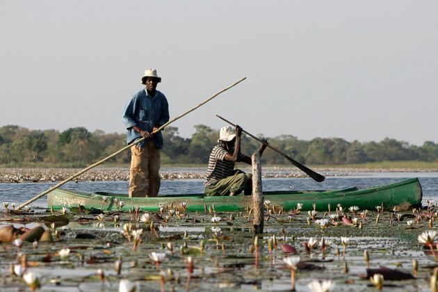 Begegnungen im Okawango-Delta - Fischer in ihrem Mokoro