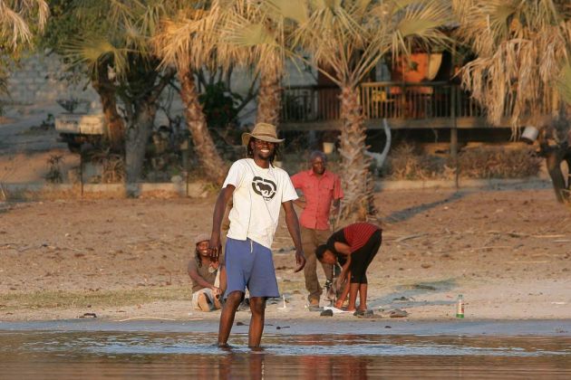 Die pure Lebensfreude... Einheimische im Okawango Delta von Botswana
