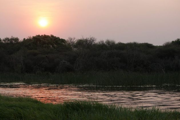 Rote Sonne, heisses Land - das Okawango Delta in Botswana