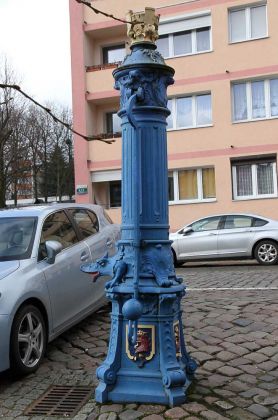 Eine historische Pumpe am alten Marktplatz - Stary Rynek