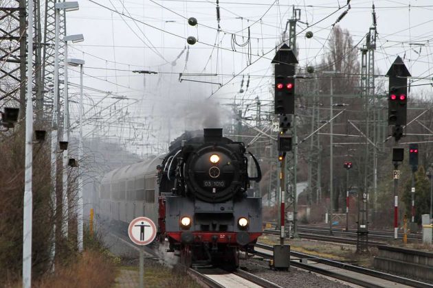 Die Schnellzuglok 03 1010 läuft in Wunstorf bei Hannover ein - eine Sonderfahrt nach Papenburg und Emden