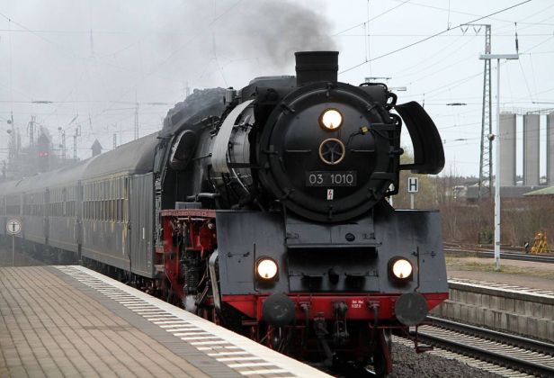 Die Schnellzuglok 03 1010 läuft in Wunstorf bei Hannover ein - eine Sonderfahrt nach Papenburg und Emden