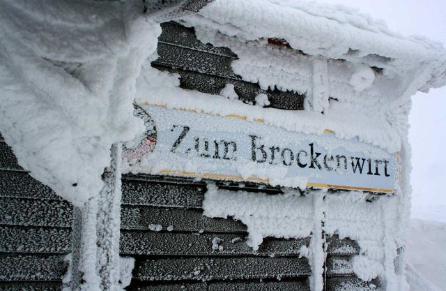 Winter-Impressionen auf dem Brockenbahnhof im Harz - der zugeschneite Brockenwirt