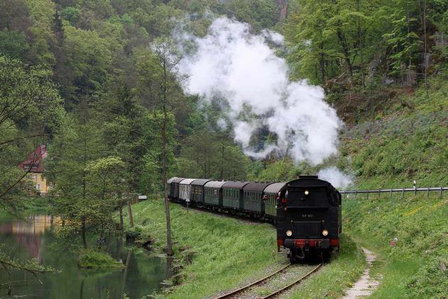 Dampflok Baureihe 64 - Die Dampflok 64 491 der Dampfbahn Fränkische Schweiz durchfährt das romantische Wisenttal