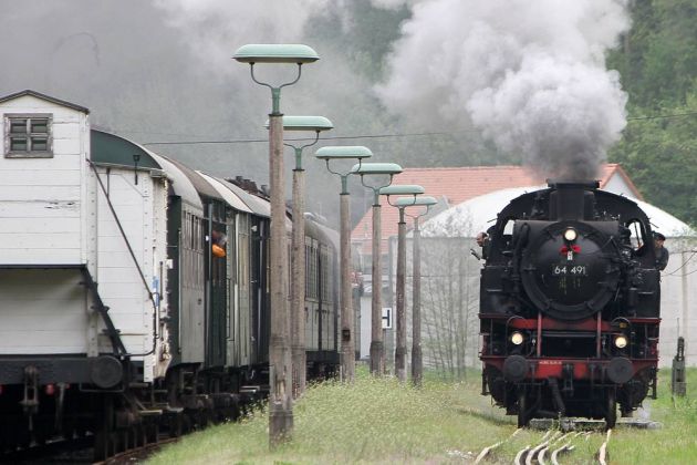 Dampflok Baureihe 64 - Die Dampflok 64 491 der Dampfbahn Fränkische Schweiz - das Umsetzen der Lok in Behringersmühle 