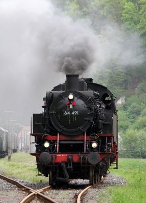 Dampflok Baureihe 64 - Die Dampflok 64 491 der Dampfbahn Fränkische Schweiz - das Umsetzen der Lok in Behringersmühle 