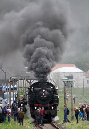 Dampflok Baureihe 64 - Die Dampflok 64 491 der Dampfbahn Fränkische Schweiz - Abfahrt des Dampfzuges in Behringersmühle unter Volldampf