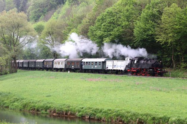 Dampflok Baureihe 64 - Der Dampfzug mit der 64 491 der Dampfbahn Fränkische Schweiz durchfährt das romantische Wisenttal