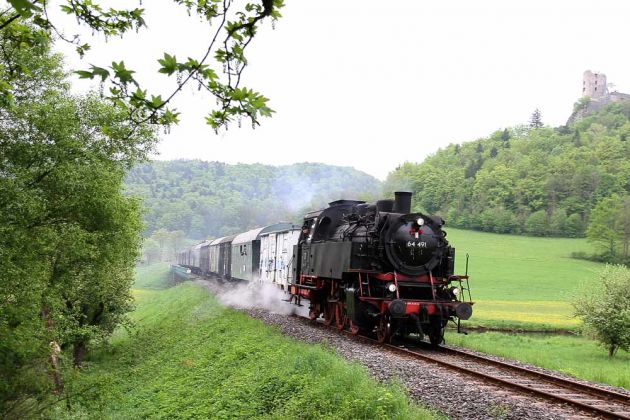 Der Dampfzug mit der 64 491 der Dampfbahn Fränkische Schweiz bei Streitberg im Wiesenttal