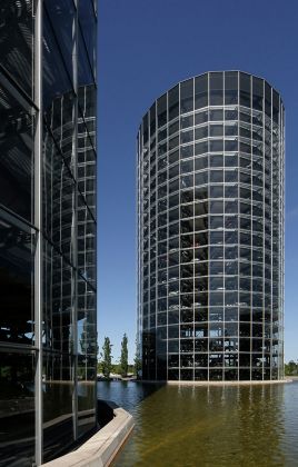 Die zwei Autotürme der Autostadt Wolfsburg - gläsernen Garagen für jeweils 400 Neuwagen