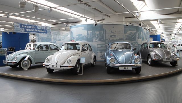 Auf dem Präsentier-Teller… Volkswagen-Käfer im AutoMuseumVolkswagen in Wolksburg