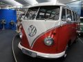 Samba, Samba... ein Volkswagen-Kleinbus 'Sonderausstattung', Baujahr 1962 - noch mit Rundum-Verglasung und 23 Fenstern