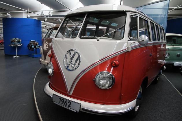 Samba, Samba... ein Volkswagen-Kleinbus 'Sonderausstattung', Baujahr 1962 - noch mit Rundum-Verglasung und 23 Fenstern