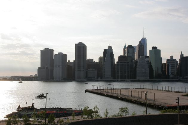 Der Blick von der Brooklyn Heights Promenade über den East River auf die Südspitze von Manhattan - New York City
